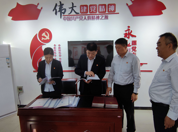公司黨委副書記、監(jiān)事長(zhǎng)張錫軍同...